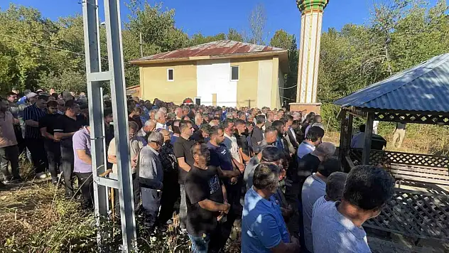 Kestiği Ağacın Altında Kalarak Kalp Krizi Geçiren İşçi Toprağa Verildi