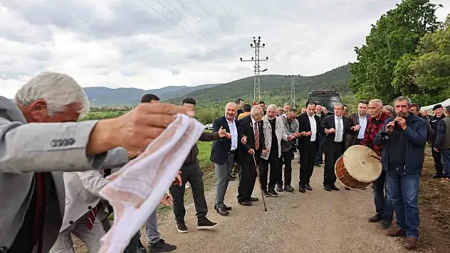 Kıbrıs Gazisi istedi, Vali Ve Belediye Başkanı Halay Çekti