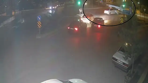 Kırmızı Işık İhlali Kazaya Neden Oldu