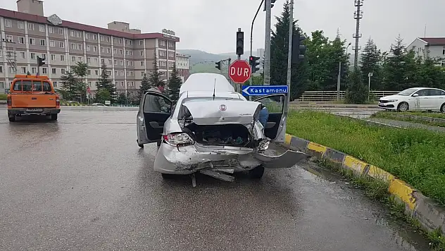 Kırmızı ışıkta bekleyen otomobile çarptı: 1'i çocuk 4 yaralı