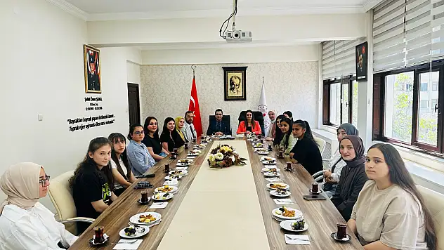 Kız Öğrencilerden Kaymakam Ünal'a Ziyaret
