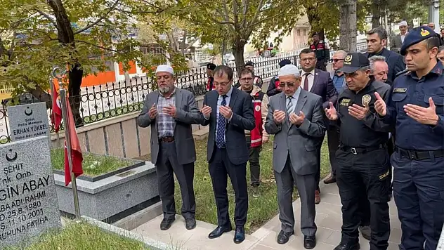 KKTC'de şehit olan asker kabri başında anıldı