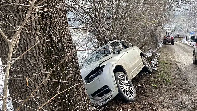 Kontrolden Çıkan Cip Ağaca Çarptı