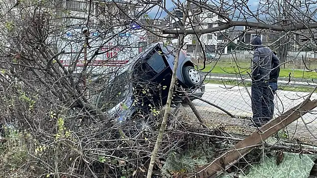 Otomobil Evin Bahçesine Devrildi