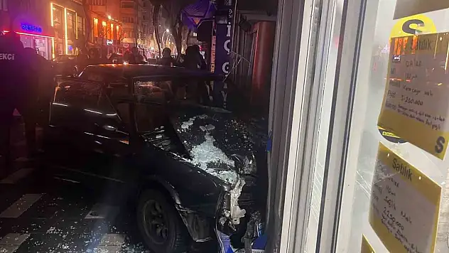 Otomobil İki Dükkana Çarptı