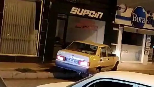 Kontrolden Çıkan Otomobil İş Yerine Girdi
