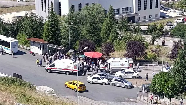Kontrolden çıkan otomobil kalabalığa daldı 4 yaralı