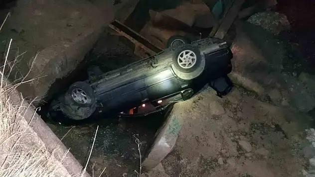 Kontrolden Çıkan Otomobil Sulama Kanalına Düştü