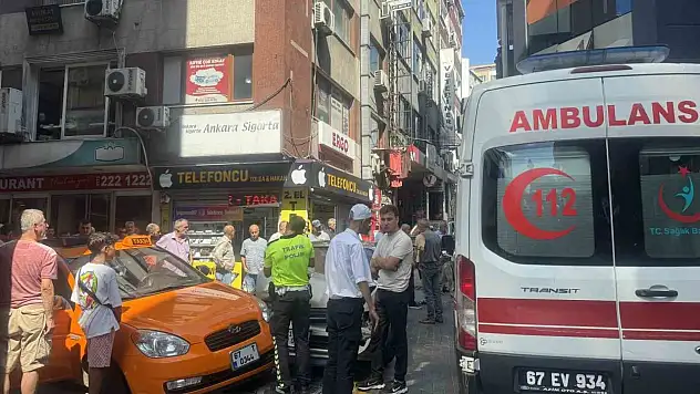 Otomobil Yayanın Ayağını Ezip Park Halindeki Taksiye Çarptı