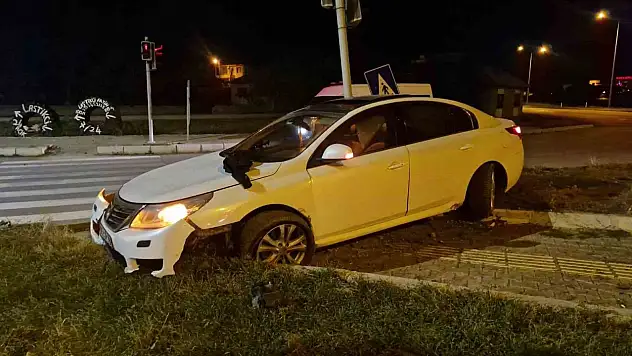 Otomobil Yaya Kaldırımına Çıktı: 2 Yaralı
