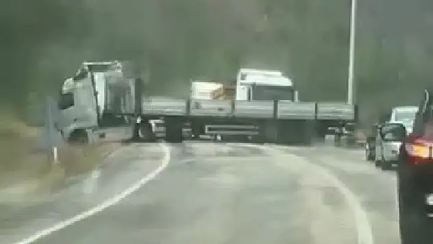 Kontrolden çıkan tır kara yolunu trafiğe kapattı