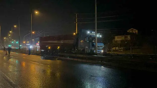 Kontrolden Çıkan Tır Orta rRefüje Savruldu