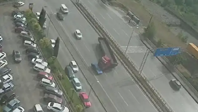 Kontrolden Çıkan Tırın Kaza Anı Güvenlik Kamerasında