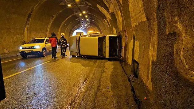 Kontrolden Çıkan Araç Tünelde Devrildi: 1 Yaralı
