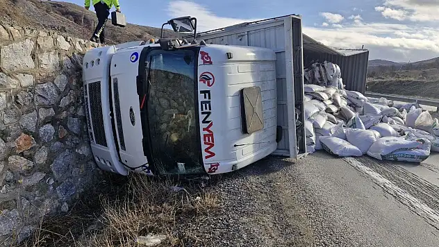 Yem Yüklü Tır Devrildi