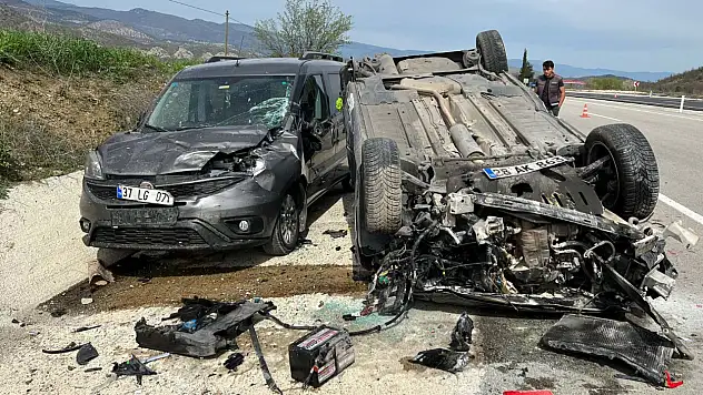 Köpeğe çarpmamak için başka araca çarparak takla attı
