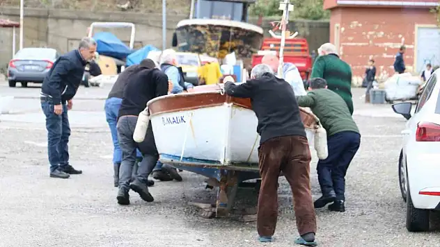 Korkutan Fırtına Öncesi Tekneler Karaya Çekildi