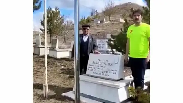 Köy Köy Gezdi: Şehit Kabirlerinin Başında İstiklal Marşı'nı Okudu