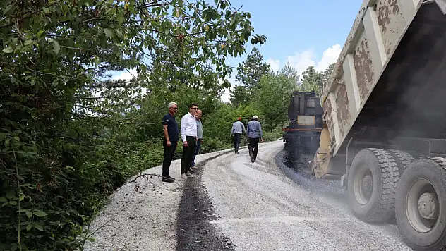 Köy Yollarında Asfalt Çalışmaları Sürüyor
