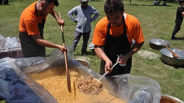 Köyde Bayram Coşkusu: Kazanlar Kuruldu, Yemekler Pişirildi