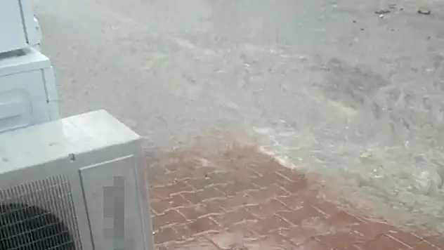 Kozcağız'da Sağanak Yağış: Yollar Göle Döndü