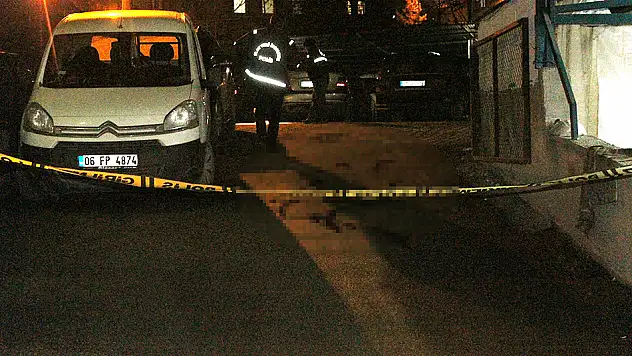Küçük çocuğun yanında 2 kişiyi vurdu