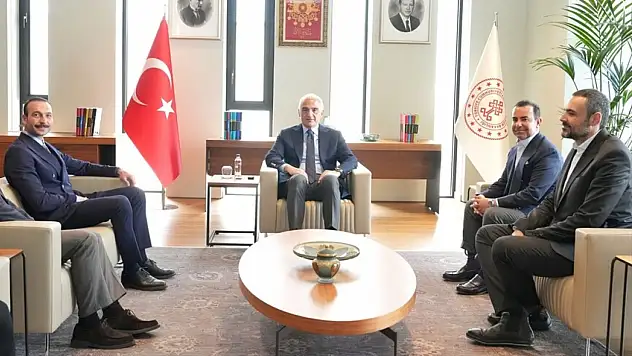 Kültür Ve Turizm Bakanı Ersoy, Oyuncu Görkem Sevindik İle Bir Araya Geldi