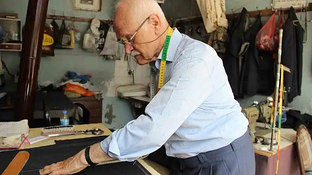 Kumaşa sinen bir ömür: 59 yıllık mesleğini 71 yaşında aşkla sürdürüyor