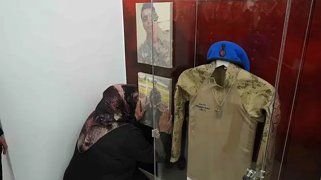 Oğlunun Fotoğrafını Severek Gözyaşı Döktü