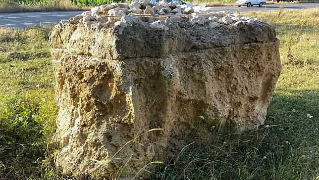 Lahit mezar sanıldı, üzerine beton dökülmüş kayaç çıktı