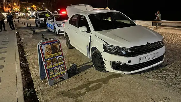 Lastiği patlayan otomobil dubalara çarptı