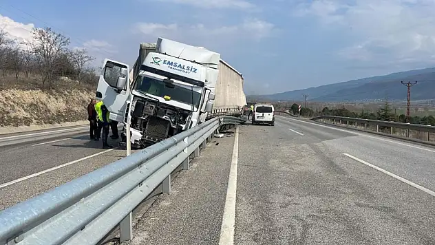 Lastikleri Patlayan Tır Su Kanalına Düştü