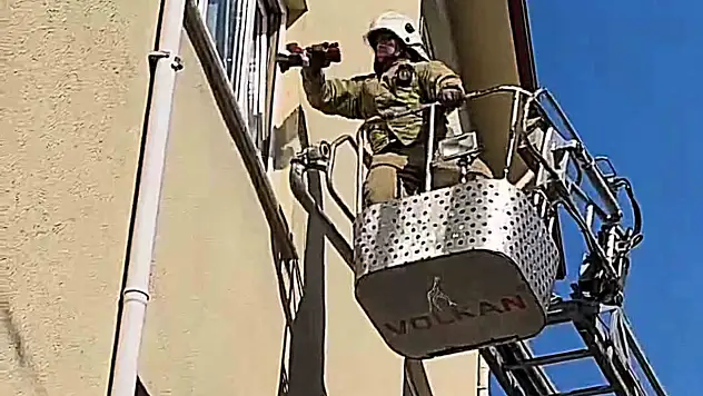 Lavaboda Felaşan Şahıs, Evin Camı Kırılarak Kurtarıldı