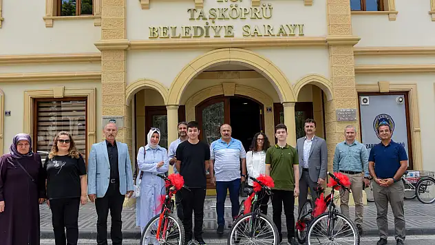 LGS'de İlk Üçe Girenlere Bisiklet Hediyesi