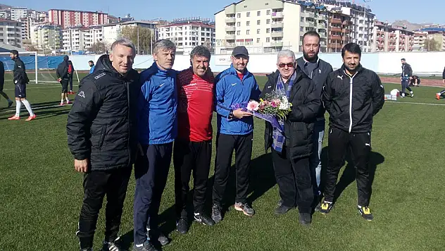 Lider çiçeklerle karşılandı