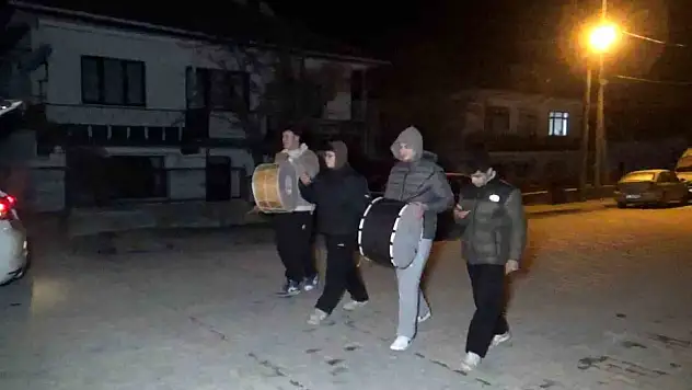 Liseliler Davul Çalarak Sahura Kaldırıyor