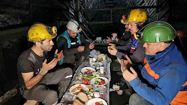 Madencilerin Yerin 120 Metre Altında İlk Sahur Heyecanı