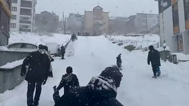 Mahalle Yolu Kayak Pistine Döndü