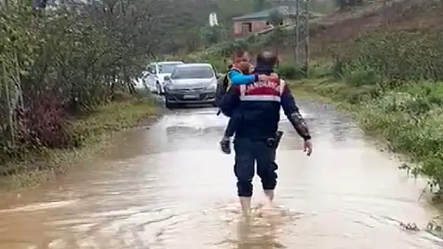 Mahsur kalan öğrencileri jandarma kurtardı