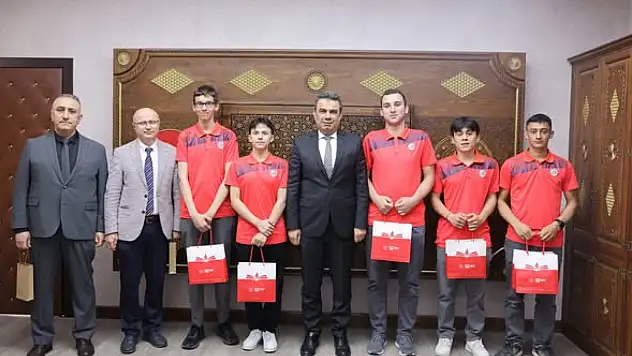 MEB Robot Yarışması'nda Derece Elde Eden Öğrencilerden Gümüş'e Ziyaret