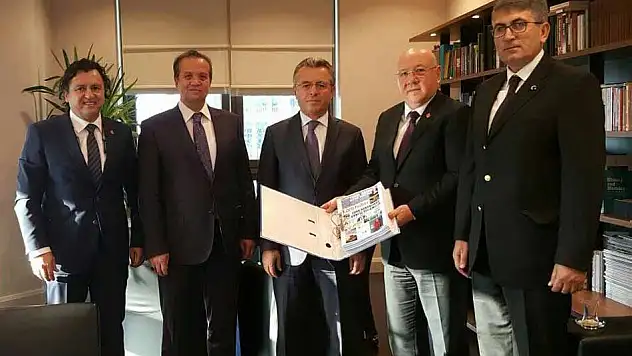 Mektup ve gazeteler Beştepe'de