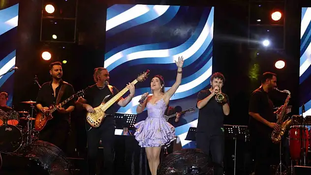 Melek Mosso 23 Nisan'da Bolululara Konser Verdi