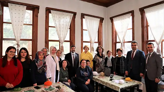 Mete, El Sanatları Kurslarını Ziyaret Etti