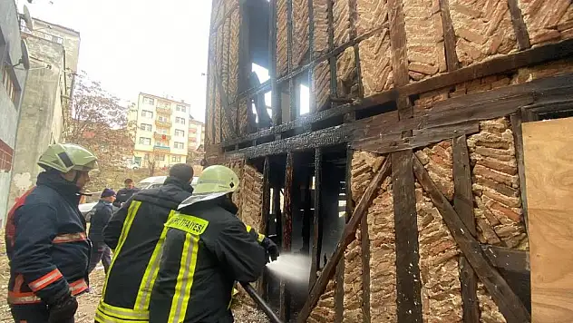 Metruk binada yangın çıktı