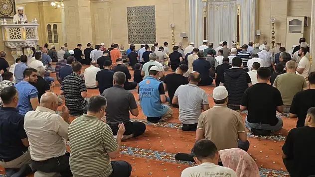 Mevlid Kandili Camilerde Dualarla İdrak Edildi
