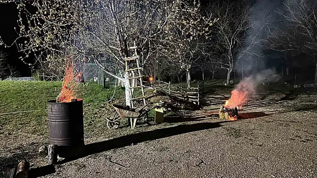 Meyve Ağaçlarını Ateş Yakarak Koruyor
