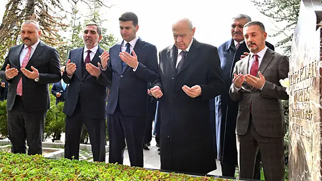 MHP lideri Bahçeli, Alparslan Türkeş'in kabrini ziyaret etti