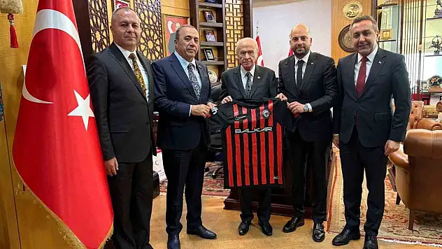 MHP Lideri Bahçeli'ye Süper Lig'e yükselen Çorum FK forması hediye edildi