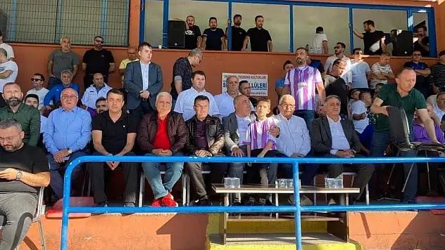 Milletvekili, şehit madencinin oğlunu maça götürdü