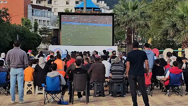 Milli maç heyecanı Kastamonu'da dev ekranda yaşandı